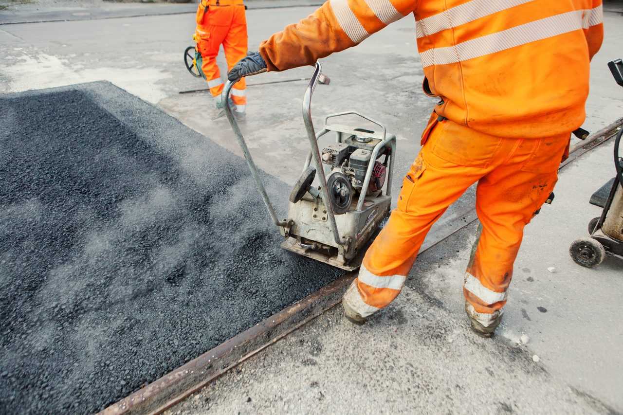 Verdichtung von Asphalt mit einer Rüttelplatte