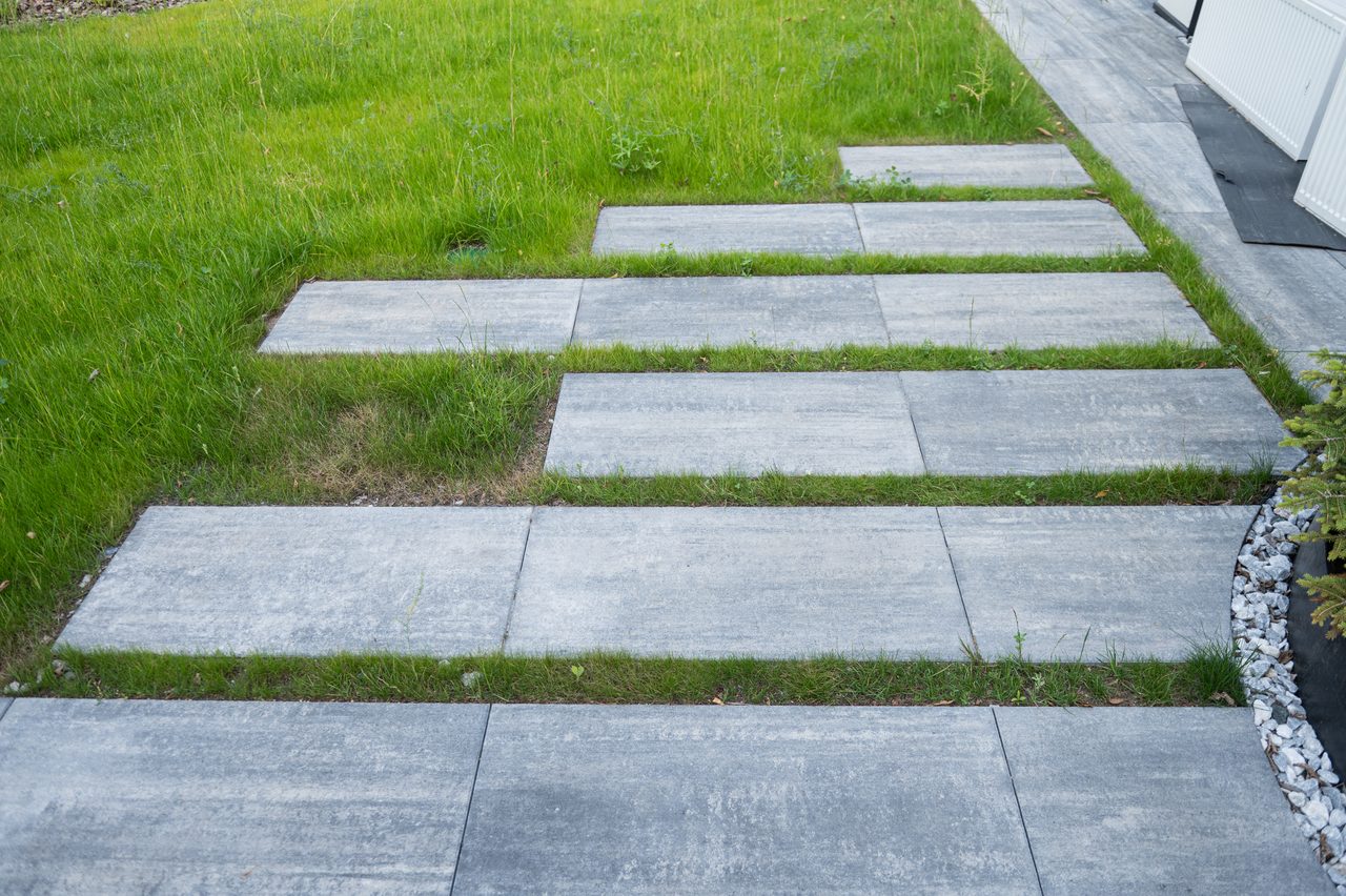Trittplattenweg in einer gepflegten Rasenfläche