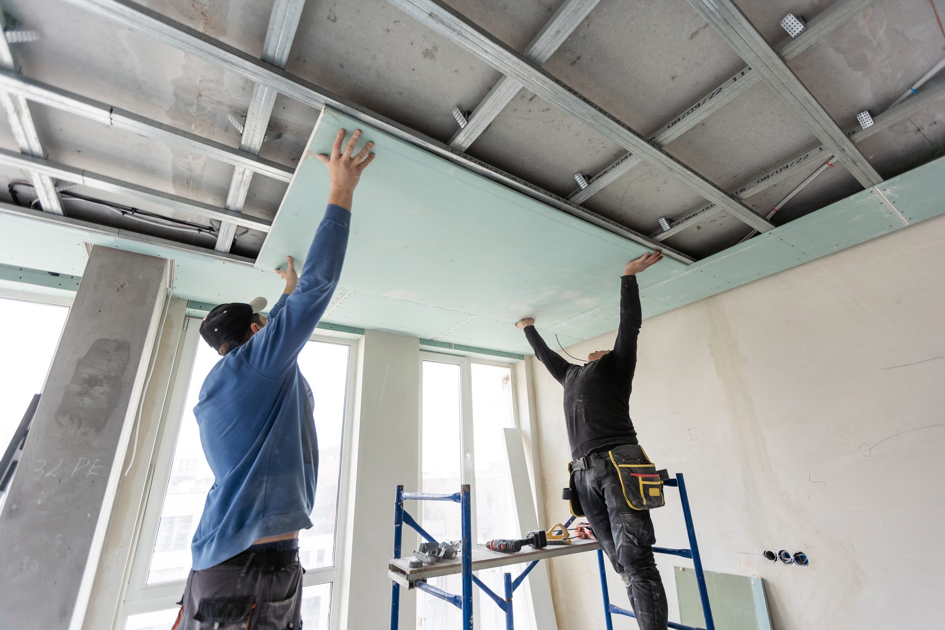 Handwerker montieren eine abgehängte Decke im Trockenbau
