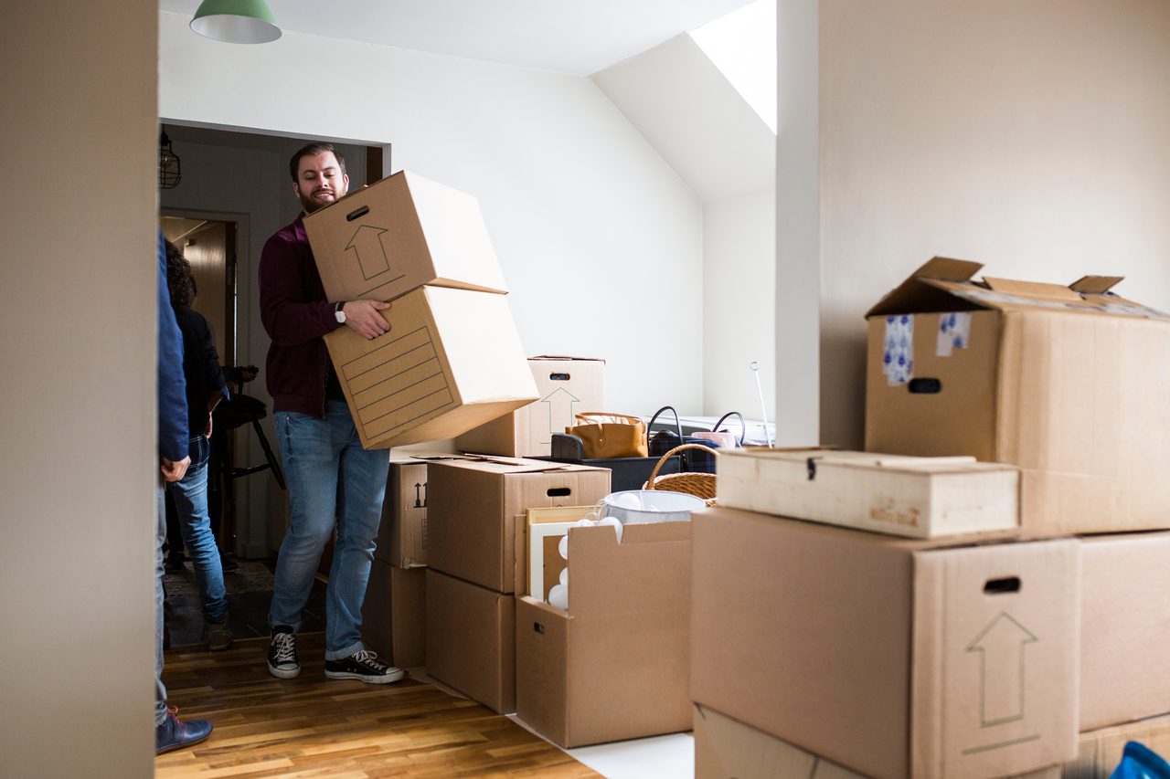 Umzugskartons und Räumung in einer Wohnung bei der Wohnungsauflösung