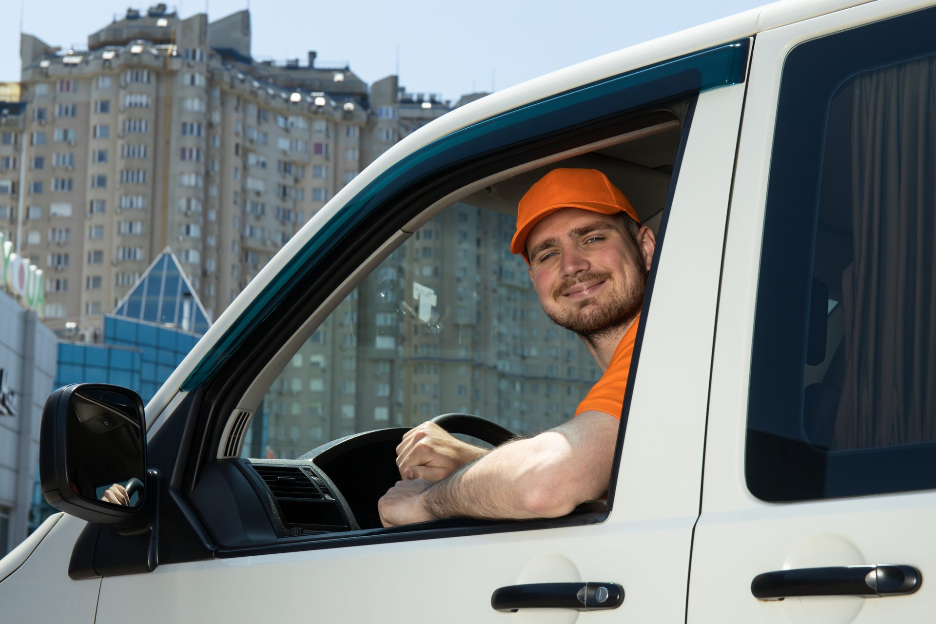 Fahrer im Transporter in der Stadt – Kurier- und Expressdienst