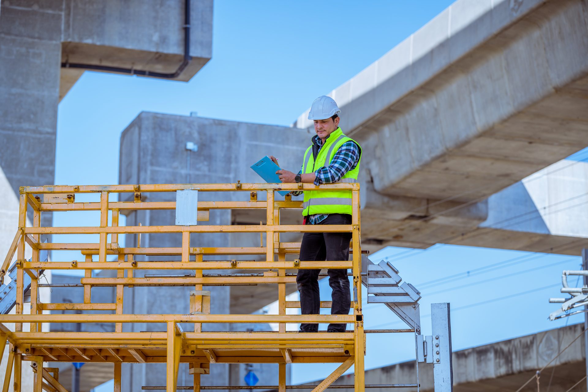 Ingenieur prüft ein Bauwerk auf dem Gerüst – Qualität und Verantwortung
