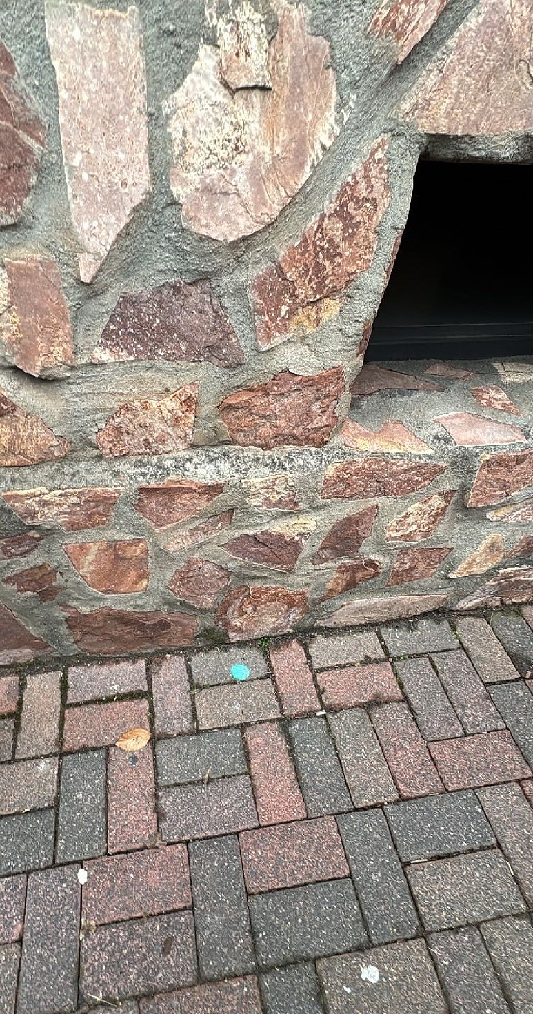 Markierung der Leitungstrasse vor Beginn der Tiefbauarbeiten am Glasfaser-Hausanschluss