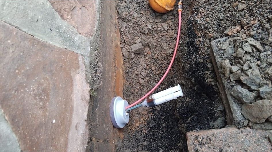 Gas- und wasserdichte Abdichtung der Hauseinführung mit Injektionsharz