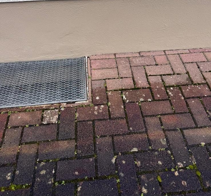 Wiederhergestellte Pflasterfläche im Detailbereich am Lichtschacht