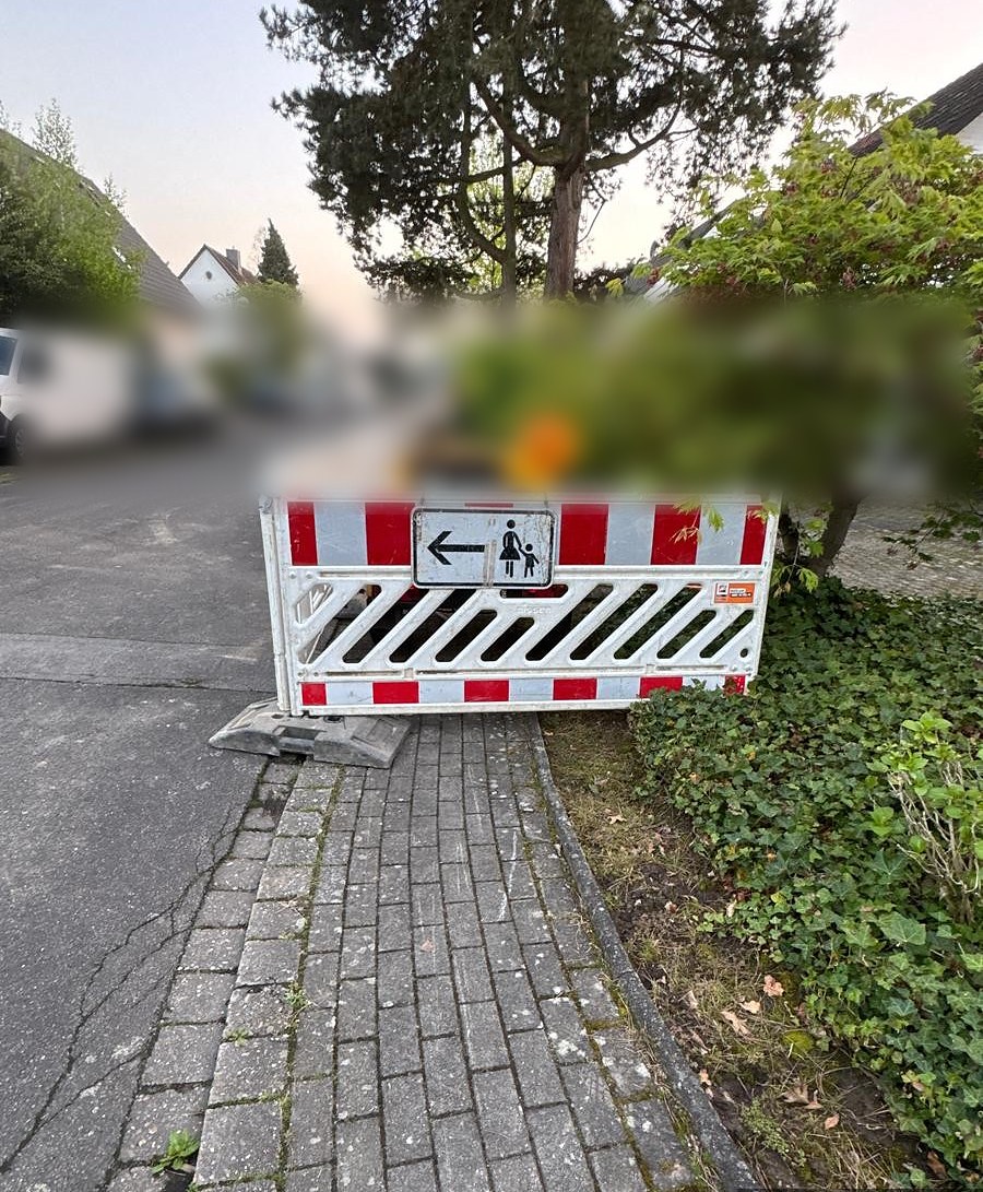 Notwegeführung für Fußgänger mit Umleitungsschild an der abgesperrten Baustelle