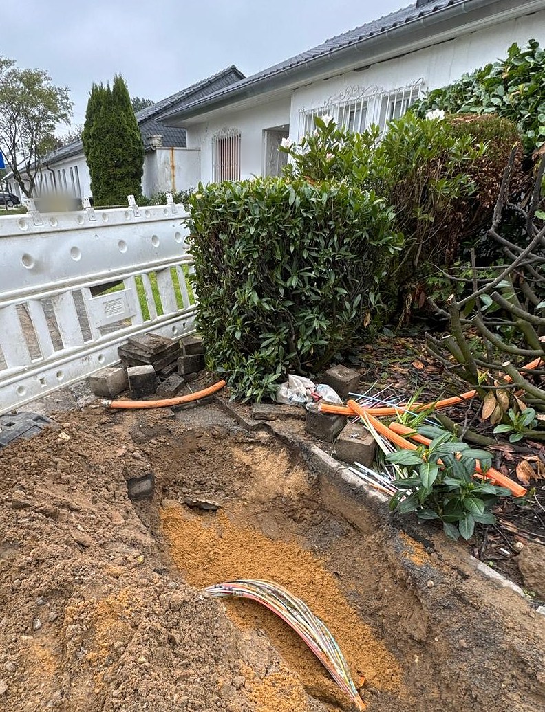 Kopfloch am Netzanschlusspunkt mit Mikrorohrverband in Sandbettung