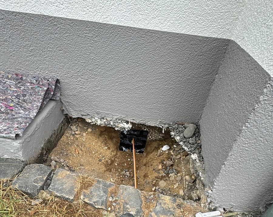 Wanddurchführung der Glasfaser-Hauseinführung mit Dichtelement im Sockelbereich